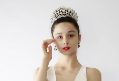 Güzel gelin. Çekici model genç gelinin yakın plan portresi kameraya uysalca bakıyor. Stüdyo çekimi.