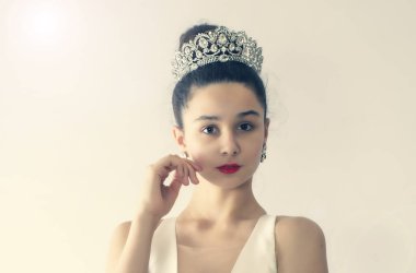 Güzel gelin. Çekici model genç gelinin yakın plan portresi. Kendini beğenmiş bir şekilde kameraya bakıyor. Stüdyo çekimi. İzole edilmiş. Boşluğu kopyala