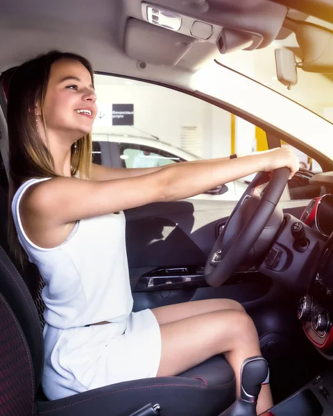 Buena Chica Sentada Coche Nuevo Sala Exposición Compra Concepto Autos — Foto de Stock