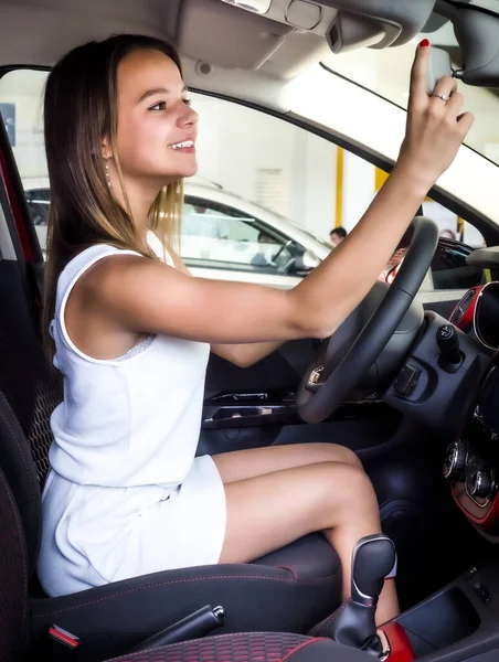 Buena Chica Sentada Coche Nuevo Sala Exposición Compra Concepto Autos — Foto de Stock