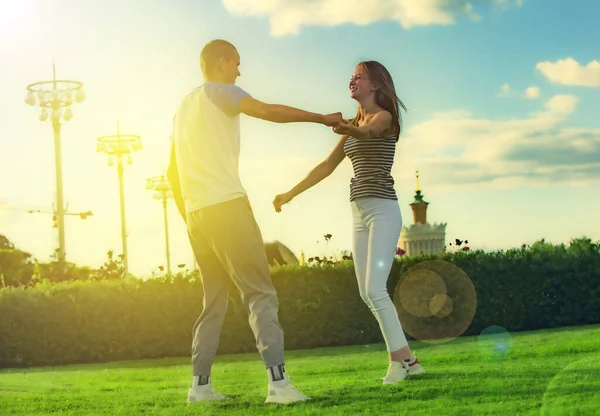 Momentos Românticos Felizes Lindo Casal Dançando Brincando Parque Durante Namoro — Fotografia de Stock