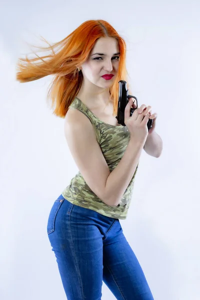光の背景に銃を持つ若い女性ギャング 銃を持つ帽子の美しい赤毛の女の子の肖像画 赤い獣 — ストック写真
