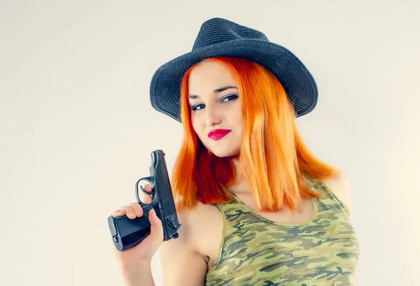 Mujer Joven Gangster Con Pistola Sobre Fondo Claro Retrato Hermosa — Foto de Stock