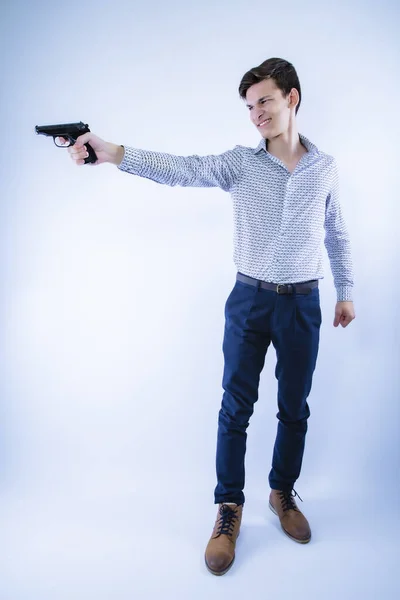 Egy Jóképű Fiatalember Pisztollyal Kezében Fegyverrel Vigyorog Bűnüldöző Különleges Ügynökre — Stock Fotó