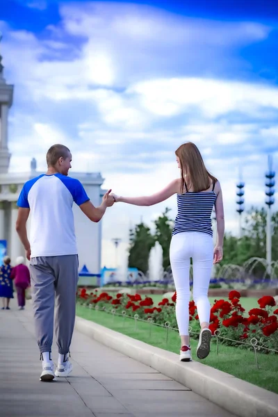 Amor Relacionamento Família Conceito Pessoas Casal Feliz Andando Parque Cidade — Fotografia de Stock