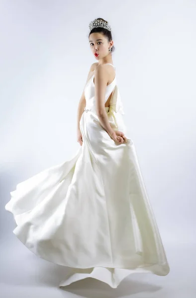 Retrato Uma Menina Bonita Vestido Noiva Noiva Dançante Fundo Branco — Fotografia de Stock