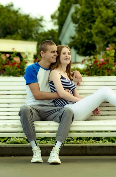 Belo Jovem Casal Sentado Banco Parque — Fotografia de Stock