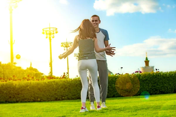 Buoni Momenti Romantici Bella Coppia Ballare Scherzare Parco Durante Incontri — Foto Stock