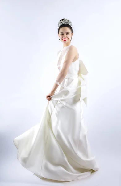 Mooie Bruid Bruidsjurk Vrouw Lange Blaasjurk Prachtig Modemodel Aantrekkelijke Brunette — Stockfoto