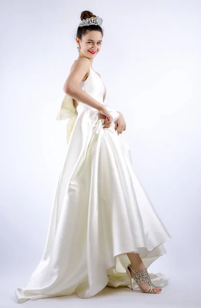 Jovem Noiva Alegre Segurando Bainha Seu Vestido Engraçado Sorrir Fundo — Fotografia de Stock