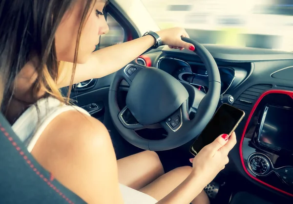 Mujer Joven Sosteniendo Teléfono Celular Pantalla Blanco Mientras Conduce Coche — Foto de Stock