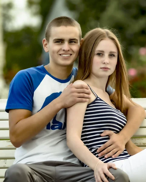 Giovani Felici Innamorati Nel Parco Una Giornata Estiva Soleggiata Vacanze — Foto Stock