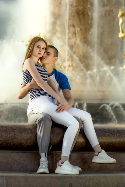 Casal Apaixonado Jovem Casal Sentado Parque Desfrutando Momentos Felicidade Amor — Fotografia de Stock