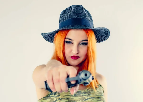 Mujer Joven Gangster Con Pistola Sobre Fondo Claro Retrato Hermosa — Foto de Stock