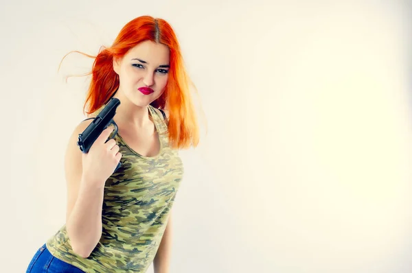 Gângster Mulher Jovem Com Arma Fundo Claro Retrato Menina Ruiva — Fotografia de Stock