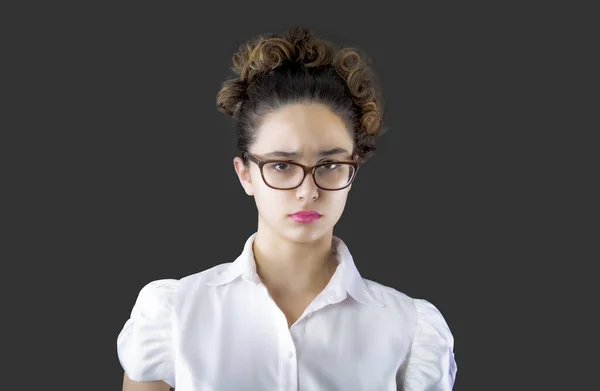 Üzgün Dalgın Hisseden Gözlüklü Genç Bir Kadını Gri Arka Plan — Stok fotoğraf