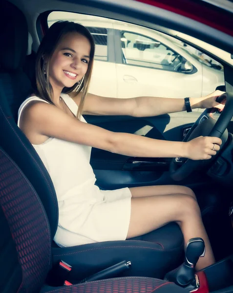 테스트 차량의 아름다운 금발의 소녀와 현대식검은 — 스톡 사진