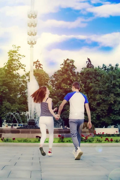 家族や人々の概念 幸せなカップルは夏の都市公園を歩く — ストック写真
