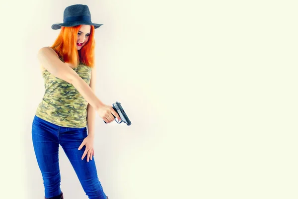 Νεαρή Γυναίκα Γκάνγκστερ Όπλο Ένα Ελαφρύ Φόντο Πορτρέτο Του Όμορφη — Φωτογραφία Αρχείου