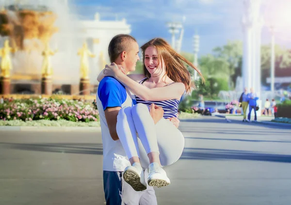 Feliz Pareja Joven Paseo Por Parque Verano Novio Rodeando Novia —  Fotos de Stock