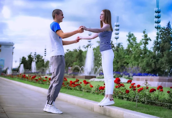 Liefde Relatie Familie Mensen Concept Gelukkig Koppel Wandelen Zomer Stadspark — Stockfoto