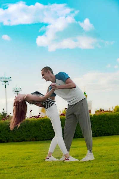 Šťastné Romantické Okamžiky Krásného Páru Tančí Fláká Parku Během Randění — Stock fotografie