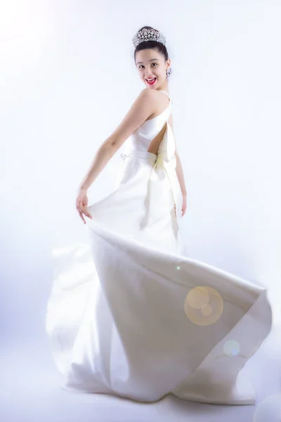 Retrato Uma Menina Bonita Vestido Noiva Noiva Dançando Fundo Cinzento — Fotografia de Stock