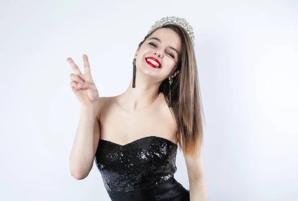 Joven Mujer Impresionante Vestido Noche Negro Diadema Diamantes Que Muestra —  Fotos de Stock