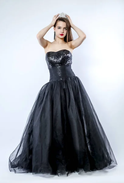 Jovem Senhora Posando Moda Vestido Preto Longo Retrato Uma Jovem — Fotografia de Stock