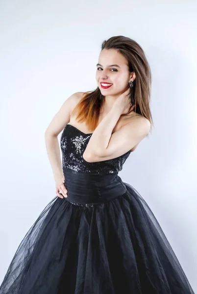 Señorita Posando Vestido Negro Largo Moda Retrato Una Joven Impresionante — Foto de Stock