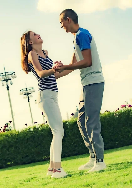 Adolescentes Estão Dançando Parque Cidade Par Amantes Primeiro Encontro Romântico — Fotografia de Stock