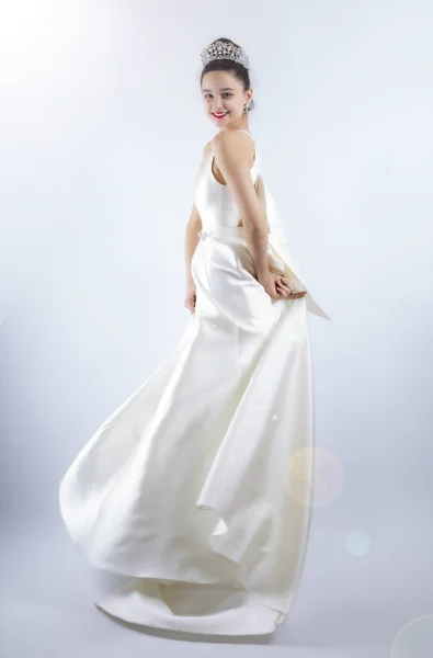 Retrato Uma Menina Bonita Vestido Noiva Noiva Dançante Fundo Cinzento — Fotografia de Stock