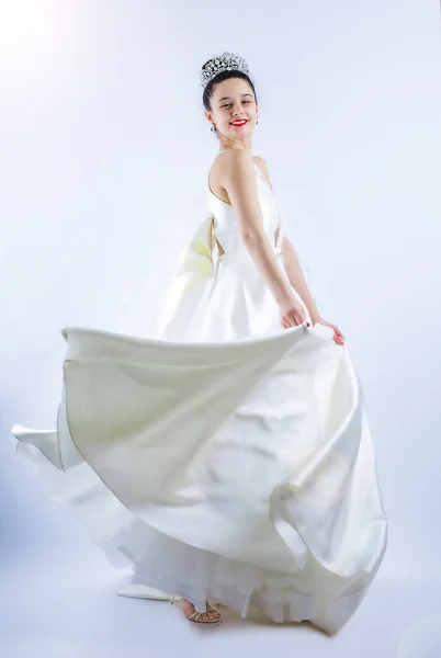 Bela Noiva Casamento Fluindo Vestido Seda Mulher Vestido Sopro Voador — Fotografia de Stock