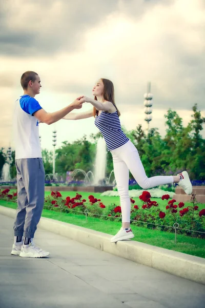 Amor Relacionamento Família Conceito Pessoas Casal Feliz Andando Parque Cidade — Fotografia de Stock