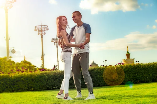 Felices Momentos Románticos Pareja Encantadora Bailando Jugando Parque Durante Las —  Fotos de Stock