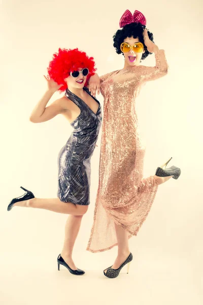 Zwei Glamouröse Und Schöne Mädchen Hellen Kleidern Die Spaß Haben — Stockfoto