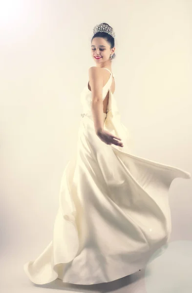 一个穿着婚纱的漂亮姑娘的画像 跳舞新娘 白色背景 孤立无援 被隔离了 — 图库照片