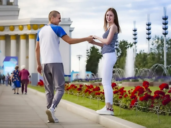 Liefde Relatie Familie Mensen Concept Gelukkig Koppel Wandelen Zomer Stadspark — Stockfoto