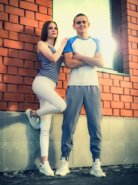 Modern Tuğla Evin Arka Planında Duran Mutlu Genç Çift — Stok fotoğraf