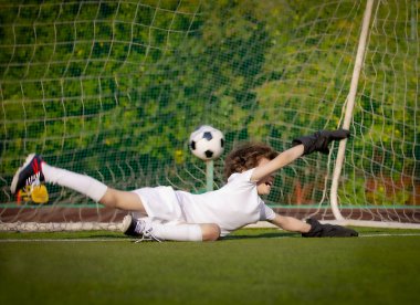 Genç futbolcu. Beyazlar içinde spor giyinmiş hayal kırıklığına uğramış bir çocuk. Kaleci dostluk maçında bir gol kaçırdı..