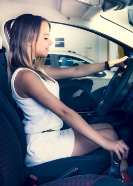 Test aracının işleyişi. Yeni arabasında oturan güzel sarışın kız..