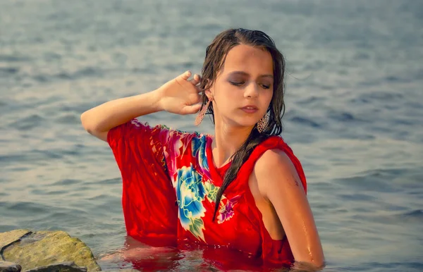 Jonge Langharige Brunette Rode Strandjurk Liggend Het Turquoise Water Van — Stockfoto