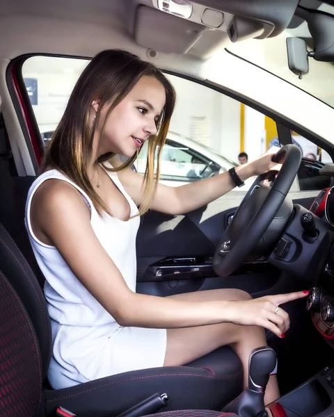 Provningsförfarande För Fordon Vacker Blond Flicka Sitter Den Nya Bilen — Stockfoto