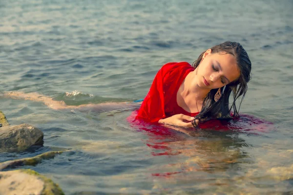 Jeune Brune Aux Cheveux Longs Robe Plage Rouge Allongée Dans — Photo