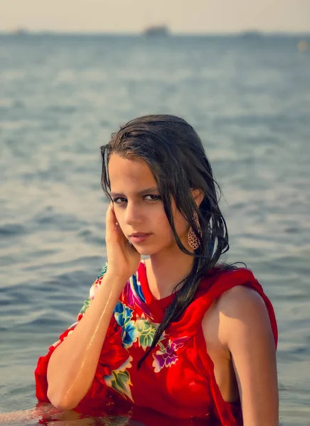 Gün Batımında Deniz Sahilinde Kırmızı Elbiseli Islak Esmer Kız Suda — Stok fotoğraf
