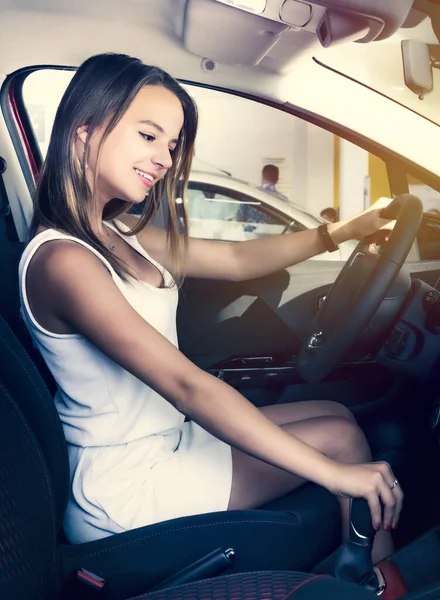 Provningsförfarande För Fordon Vacker Blond Flicka Sitter Den Nya Bilen — Stockfoto