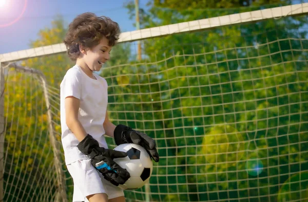 Kinderen Zijn Voetbalkampioen Jongensdoelman Voetbal Sportkleding Met Een Formidabel Uitzicht — Stockfoto