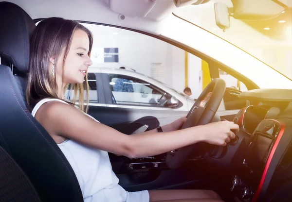 Proceso Ensayo Del Vehículo Hermosa Chica Rubia Sentada Coche Nuevo — Foto de Stock