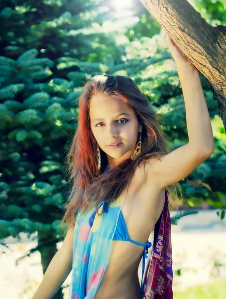Jovem Menina Bonita Elegante Azul Maiô Andando Posando Entre Árvores — Fotografia de Stock