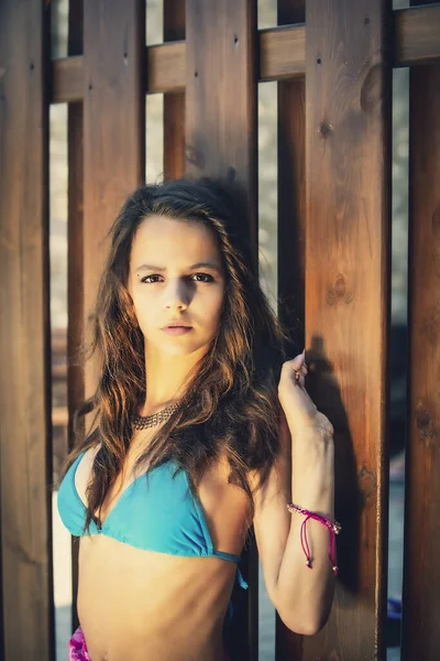 Retrato Uma Jovem Fato Banho Azul Encostado Uma Cerca Madeira — Fotografia de Stock